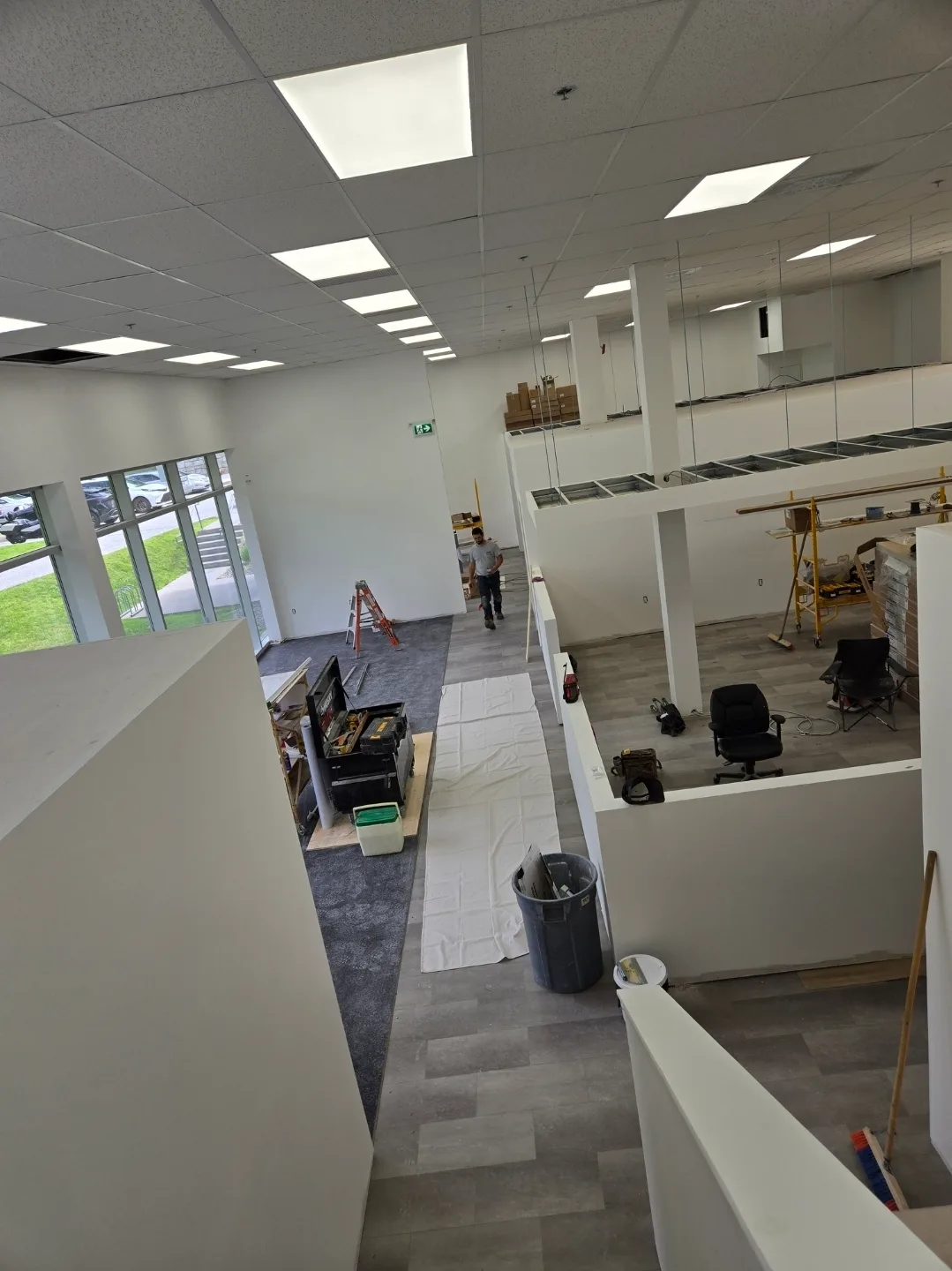 Bureaux en chantier, tapis et vinyle