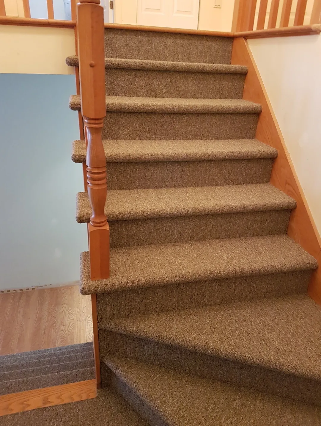 Escalier résidentiel, tapis brun