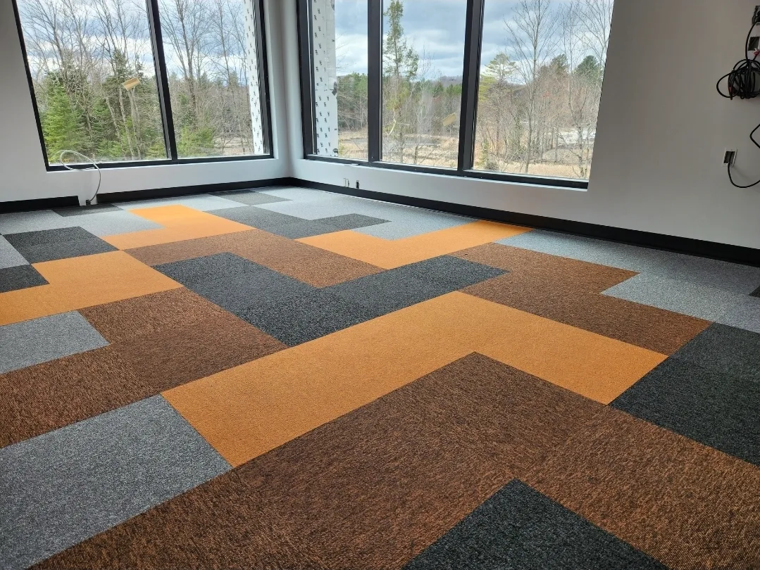 Tapis en dalles et grandes fenêtres
