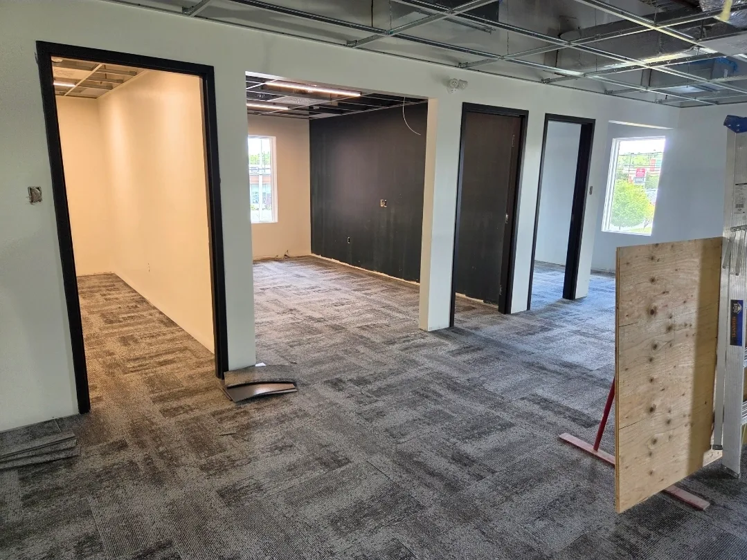 Bureaux, pose du tapis en dalles