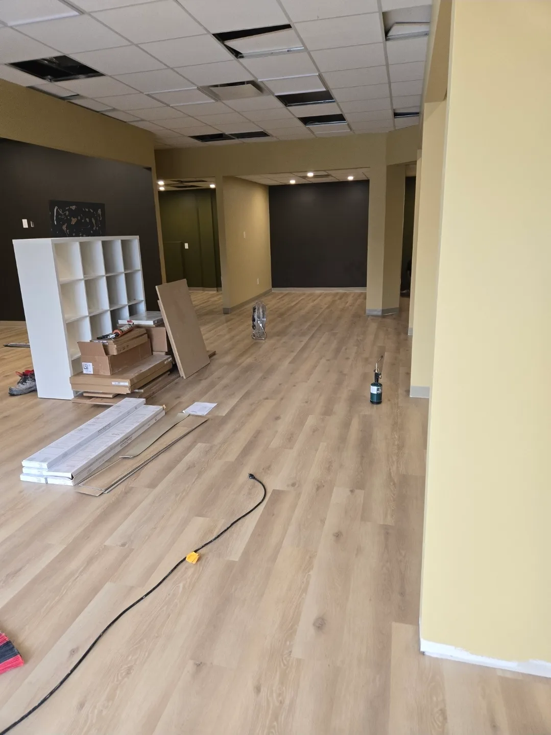 Local commercial, vinyle effet bois clair